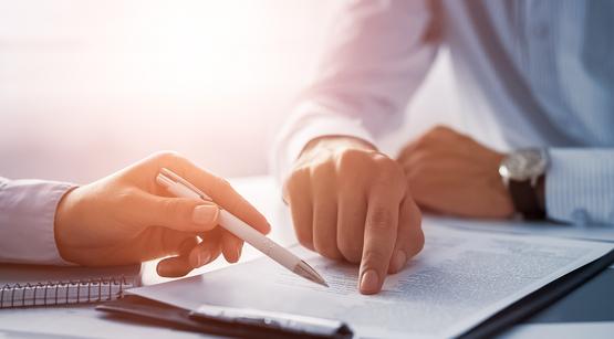 Zwei Hände über Besprechungsnotizen Zwei Hände über Besprechungsnotizen