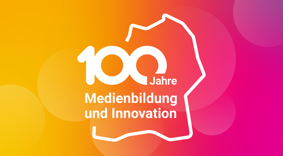 Der weiße Schriftzug "100 Jahre Medienbildung und Innovation" umgeben von einer Baden-Württemberg-Karte auf orange-rot-pinkem Hintergrund.
