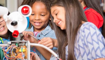 Schülerinnen arbeiten mit Roboter Schülerinnen arbeiten mit Roboter