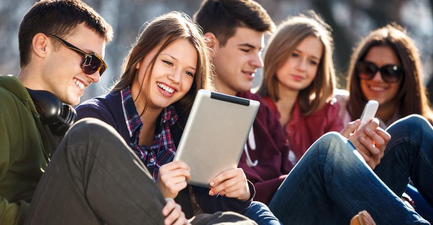 Fünf Jugendliche mit Tablets Fünf Jugendliche mit Tablets