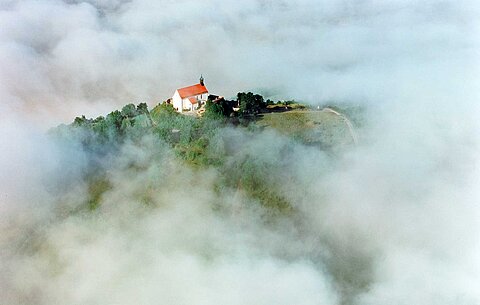 Kapelle im Nebel bei Rottenburg-Wurmlingen. Kapelle im Nebel bei Rottenburg-Wurmlingen.