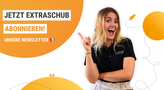 Junge blonde Frau zeigt auf Text auf welchem steht: Jetzt Extraschub abonnieren! Unsere Newsletter.
