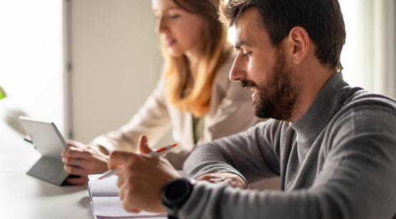 Beratung vor Ort an den Medienzentren Zwei Personen mit Tablet beim Teamwork.