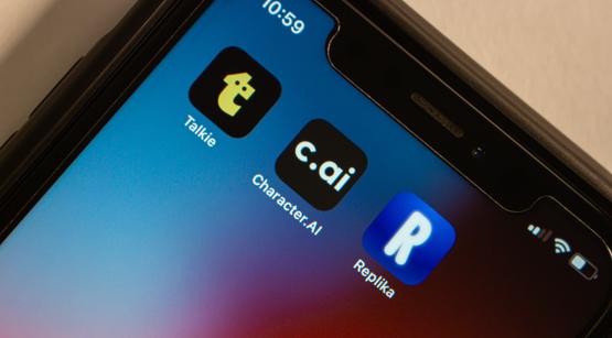 Smartphone-Bildschirm mit den Apps von Talkie, Character.AI und Replika.