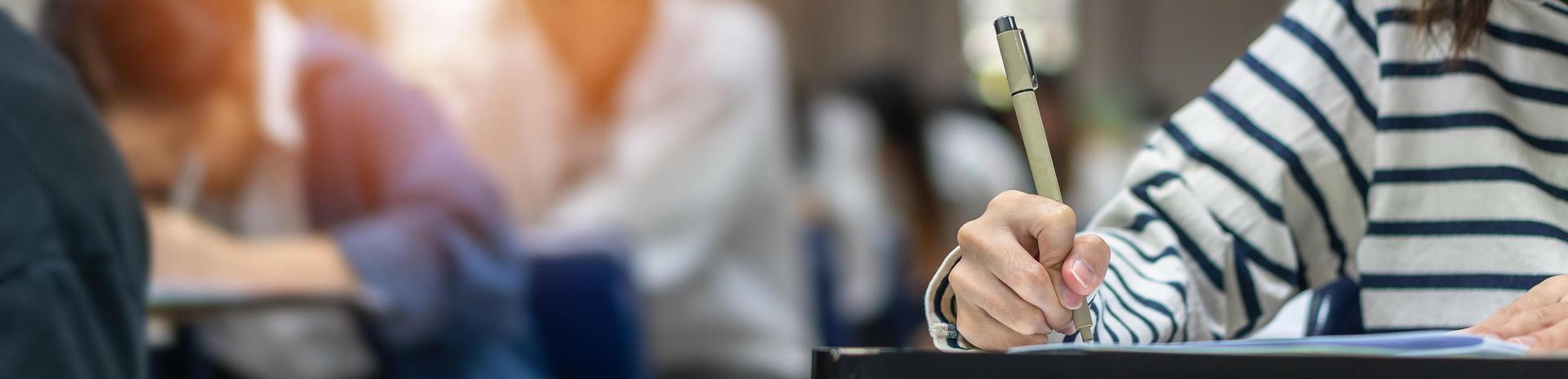 Schülerin schreibt während Prüfung