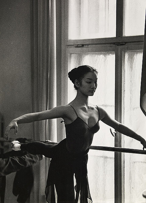 Schwarz-Weiß Fotografie von Balletttänzerin Yoko Ichino am Württembergischen Staatstheater im Jahr 1982.