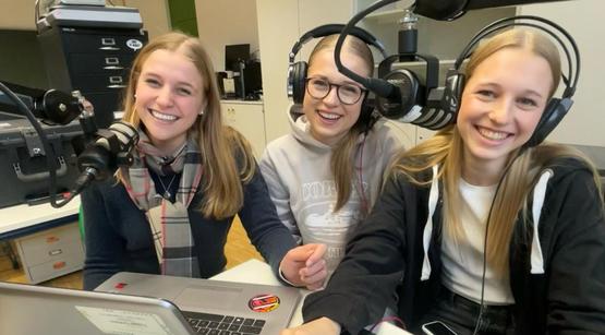 Schülerinnen am Audio-Mischpult Drei Schülerinnen sitzen am Audio-Mischpult