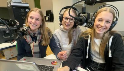 Schülerinnen am Audio-Mischpult Drei Schülerinnen sitzen am Audio-Mischpult