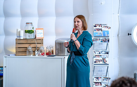 Das Bild zeigt Sandra Boser, Staatssekretärin im Ministerium für Kultus, Jugend und Sport, die das Netzwerktreffen auf der Learntec 2024 eröffnet.