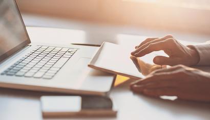 Hände mit Tablet und Laptop Hände mit Tablet und Laptop