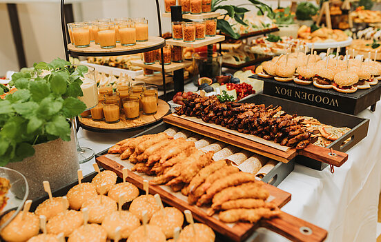 Das Bild zeigt ein reichhaltiges Fingerfood - Buffet.