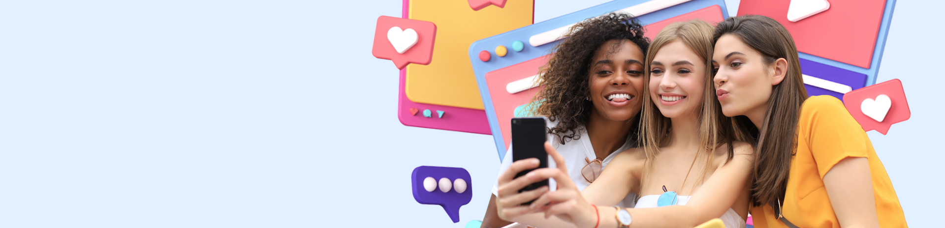 Drei juge Mädchen stehen eng nebeneinander und posieren für die Handykamera, das das Mädchen in der Mitte mit ausgestreckten Armen vor sich hält. Sie lächeln und machen Kussmünder.