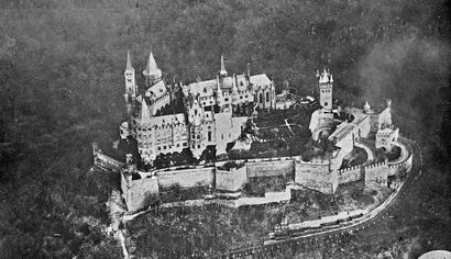 Burg Hohenzollern - Luftbild um 1912, Otto Kutter Blick vom Süden auf die Burg Hohenzollern aus der Vogelperspektive.