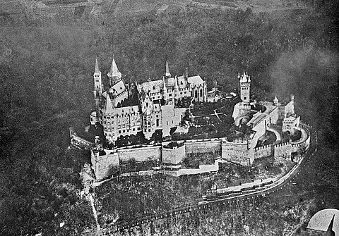 Burg Hohenzollern - Luftbild um 1912, Otto Kutter Blick vom Süden auf die Burg Hohenzollern aus der Vogelperspektive.