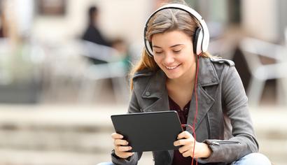 Mädchen mit Tablet und Kopfhörer Mädchen mit Tablet und Kopfhörer