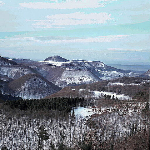Roßberg mit Albtrauf vom Gielsberg im Winter 1972.