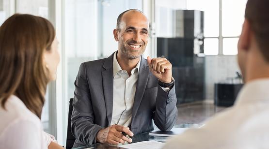 Drei Personen im Gespräch Drei Personen im Gespräch