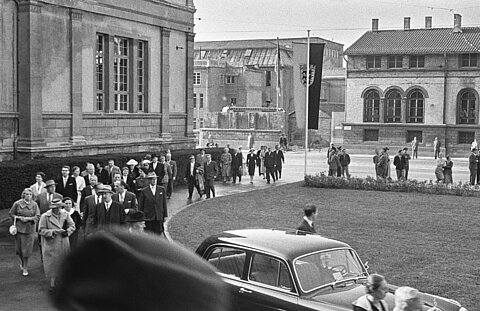 Festgäste kommen vom Festakt im Staatstheater zur Besichtigung Ausstellung