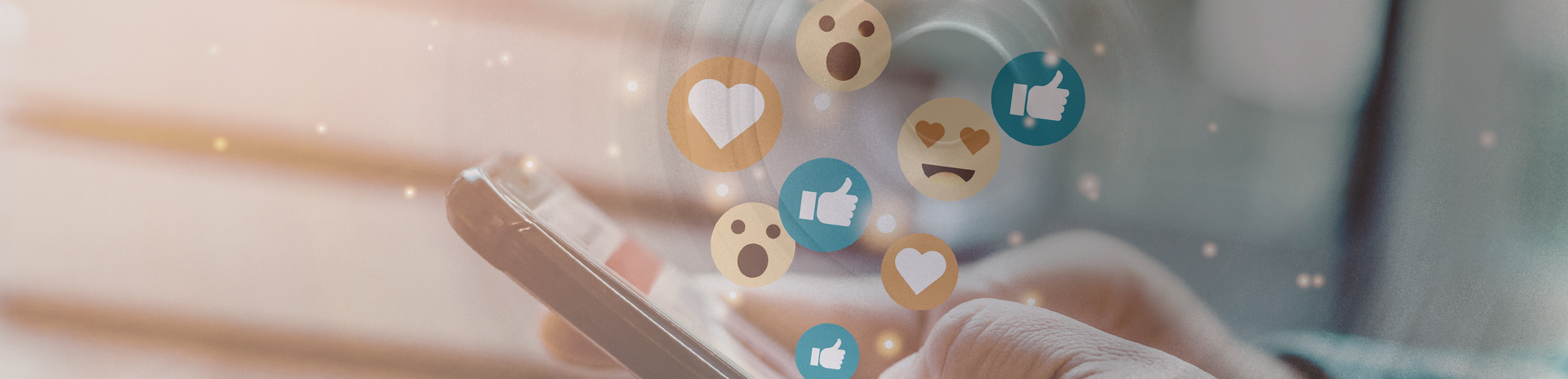 Im Zentrum des Bildes ist ein Smartphone in zwei Händen zu sehen. Die Hände interagieren auf dem Display und aus dem Smartphone gelangen Emojis und Likes nach oben. Transparent ist ein Schallkreis zu erkennen, der bei den Reaktionen entsteht. Sinnbildliches Bildensemble für die "Polarisierungsschleife"