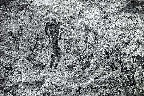 Schwimmer in der Wüste. Felszeichnung ca. 4000 bis 40000 Jahre alt.