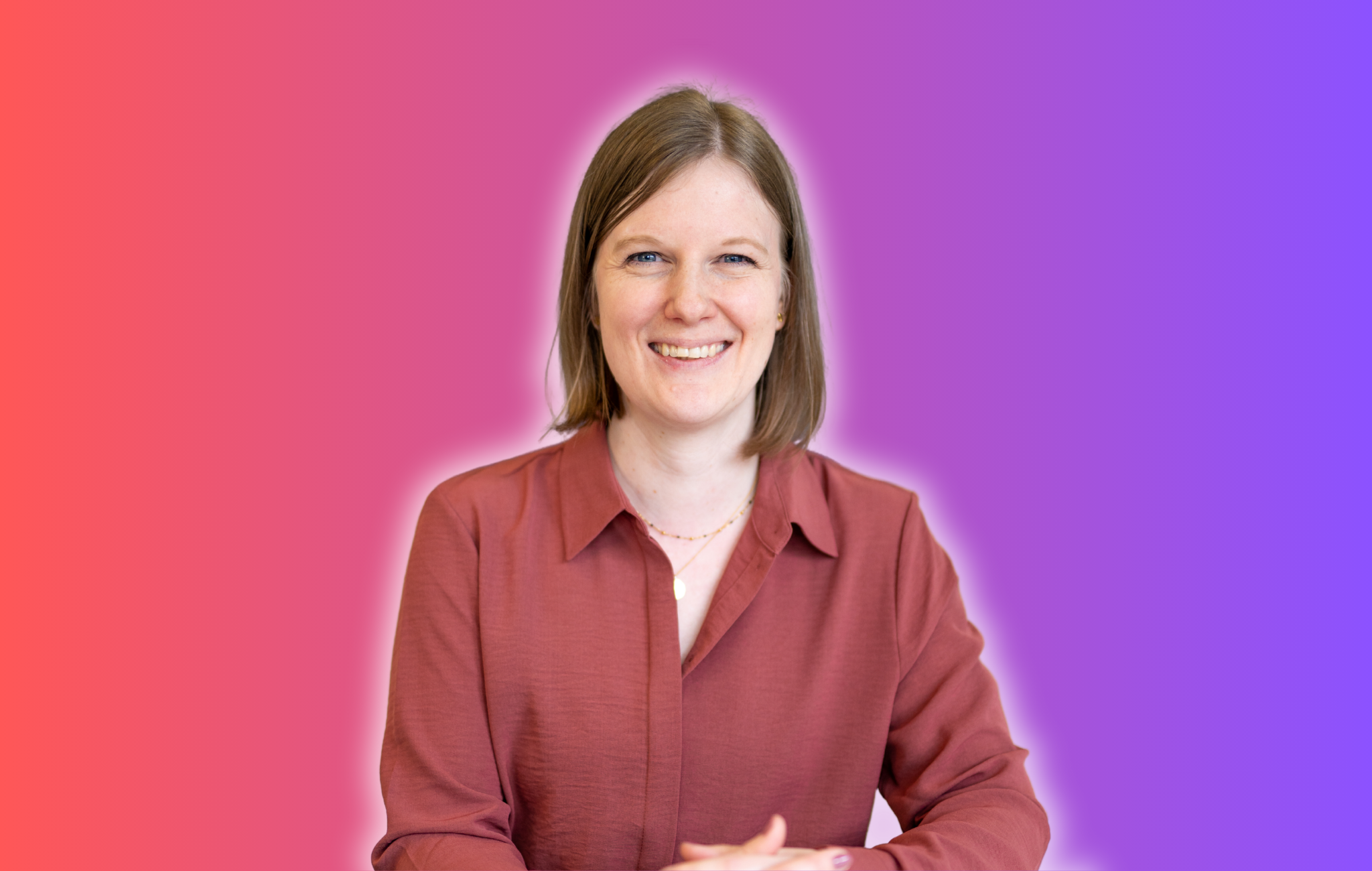 Andrea Zeisberg, Medienpädagogin Medienpädagogische Beratungsstelle des LMZ Man sieht eine Frau mit halblangen dunkelblonden Haaren die in die Kamera laechelt. Sie hat eine rote Bluse an.